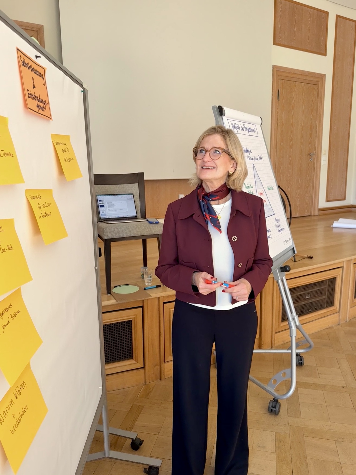 Pascale Grün moderiert ein Training am Flipchart