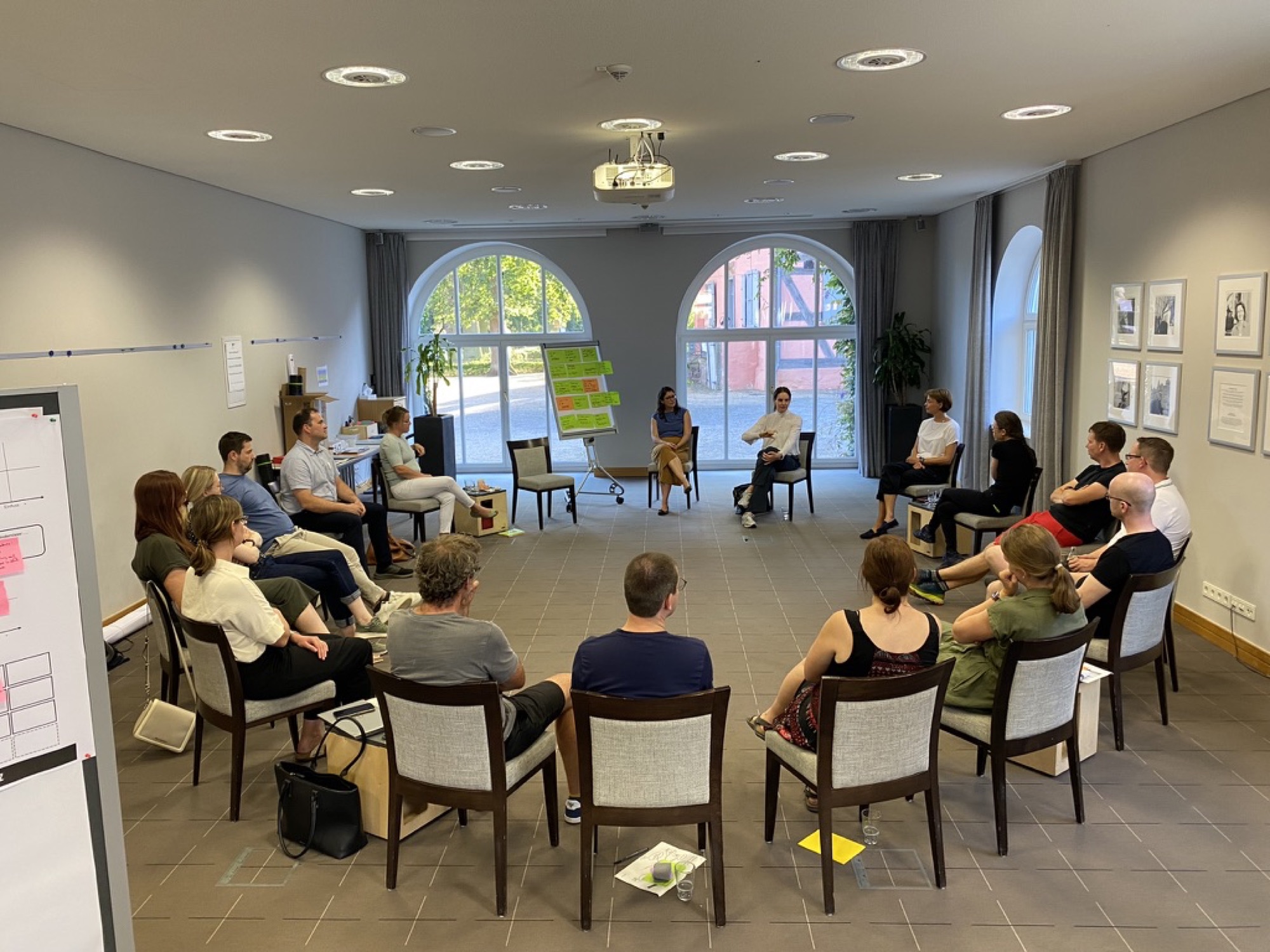 Ein Team kommt im Workshop zum gemeinsamen Gespräch zusammen
